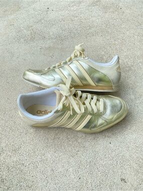 extremely RARE 2007 Adidas Midiru
womens metallic sneakers